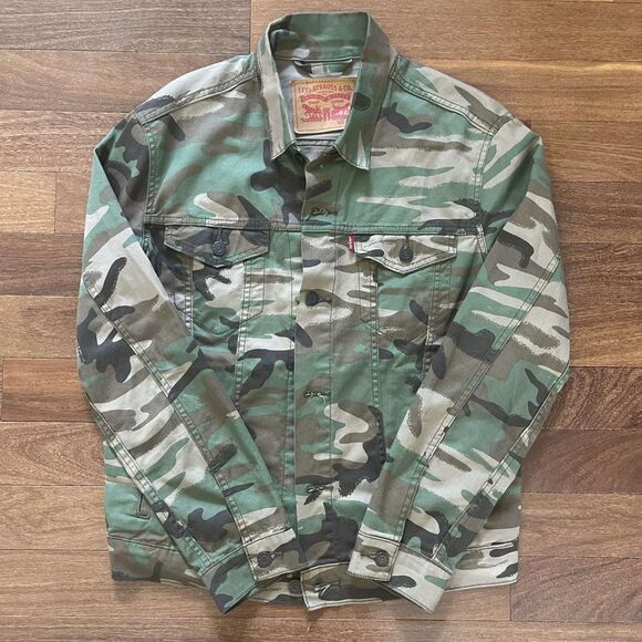 Levi's Women's Camouflage Button Jacket - Picture 2 of 3